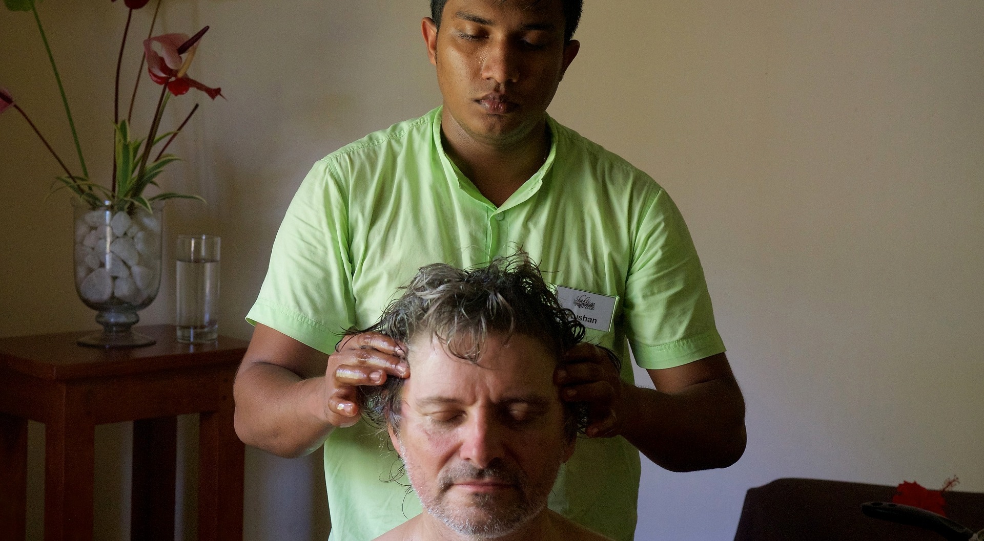 Kopfmassage Kopf und Nacken werden mit einem speziellen Öl entspannend massiert. Die Kopfhaut wird somit besser durchblutet, nervöse Verspannungen lösen sich und gleichzeitig wir das Immunsystem gestärkt. Durch die pflegenden Öle wird der Haarwuchs gefördert, das Haa